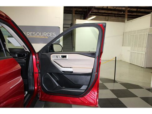 Used 2022 Ford Explorer Limited w/ Equipment Group 301A image 29