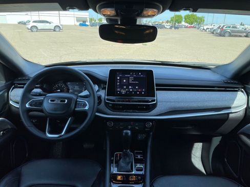 Used 2025 Jeep Compass Latitude image 32