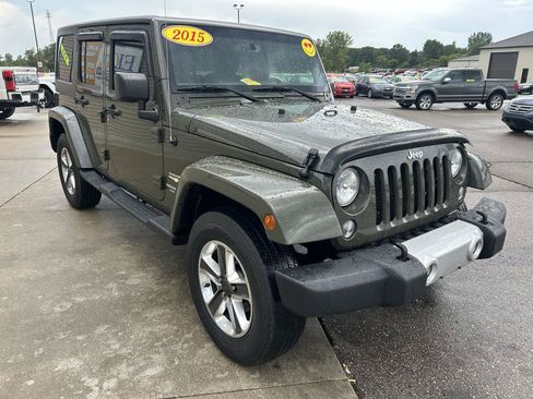 Used 2015 Jeep Wrangler Unlimited Sahara w/ Connectivity Group AWD/4WD image 3