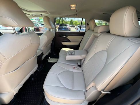 Used 2021 Toyota Highlander XLE AWD/4WD image 21