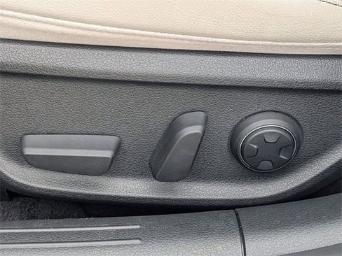 Used 2022 Genesis G70 2.0T image 25