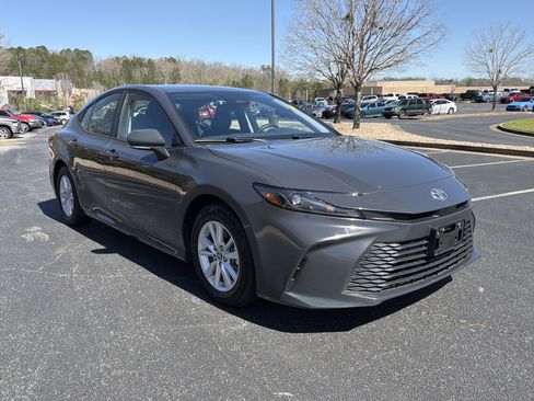 Used 2025 Toyota Camry LE image 3