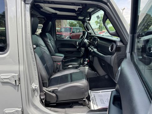 Used 2019 Jeep Wrangler Unlimited Sahara AWD/4WD image 17