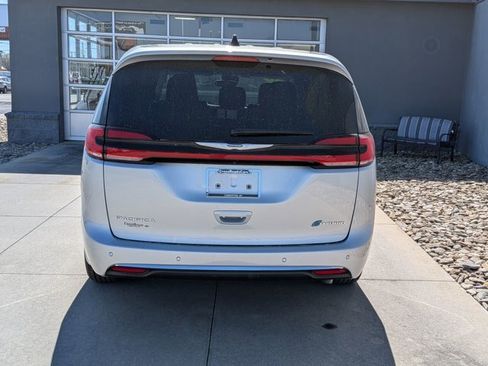 Used 2023 Chrysler Pacifica Touring-L FWD image 5