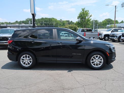 Used 2023 Chevrolet Equinox LS w/ LS Convenience Package FWD image 11