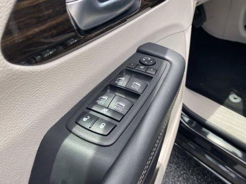 Used 2024 Chrysler Pacifica Limited FWD image 22