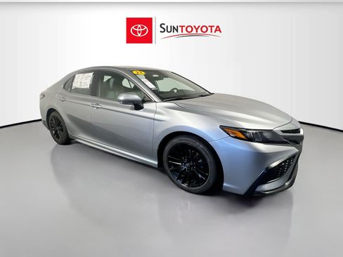 Used 2022 Toyota Camry SE FWD image 1