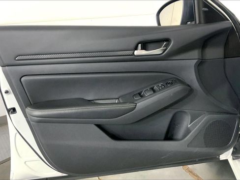 Used 2025 Nissan Altima 2.5 SV FWD image 24