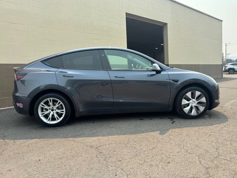Used 2023 Tesla Model Y 2WD image 3