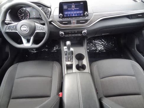 Used 2025 Nissan Altima 2.5 SV FWD image 11