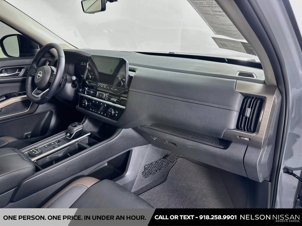 Certified 2025 Nissan Pathfinder Platinum w/ Black Appearance Package AWD/4WD image 32