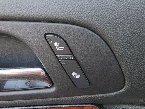 Used 2013 Chevrolet Avalanche LT image 16