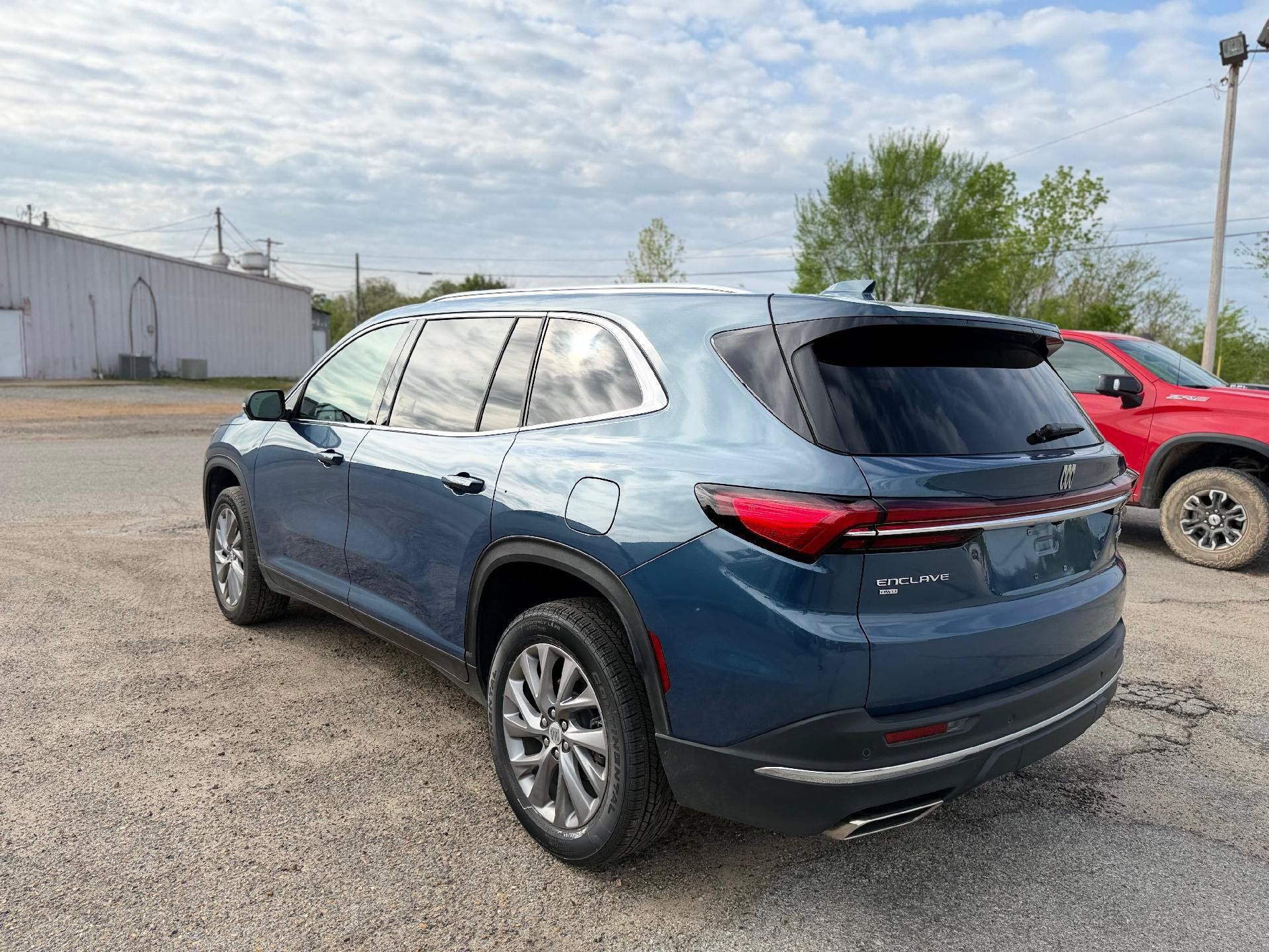 Used 2025 Buick Enclave Preferred AWD/4WD image 4