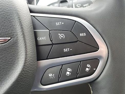 Used 2024 Chrysler Pacifica Touring-L FWD image 12
