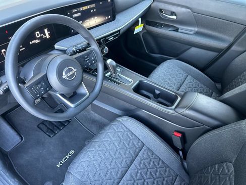 Used 2025 Nissan Kicks SV AWD/4WD image 9