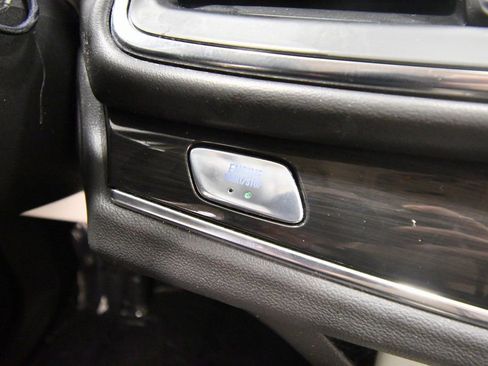 Used 2024 Buick Enclave Essence image 25