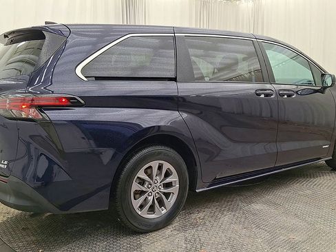 Used 2021 Toyota Sienna LE image 3