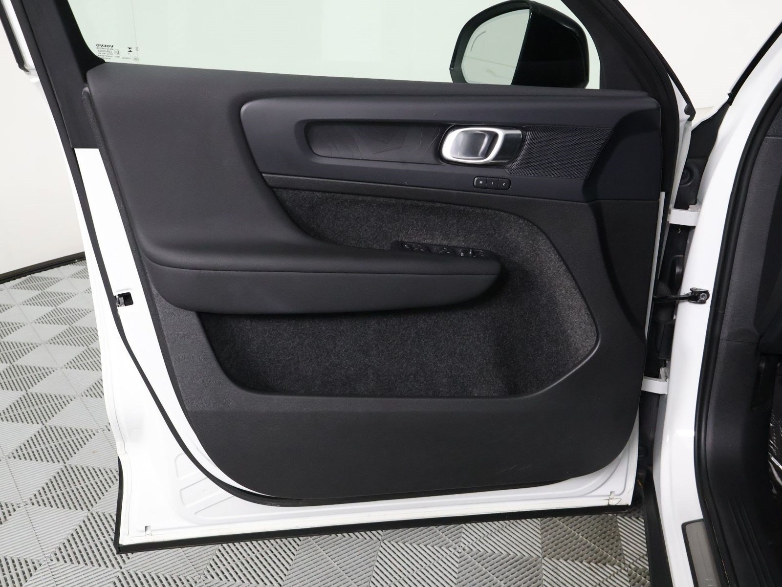 Certified 2023 Volvo XC40 Recharge Core AWD/4WD image 17
