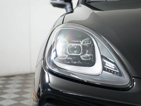 Certified 2023 Porsche Cayenne Platinum Edition image 11