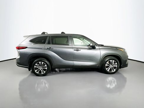 Used 2023 Toyota Highlander XLE AWD/4WD image 8