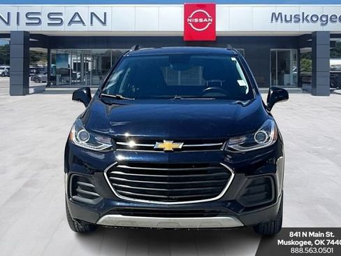 Used 2022 Chevrolet Trax LT w/ LT Convenience Package FWD image 2