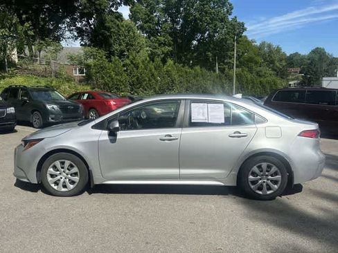 Used 2021 Toyota Corolla LE w/ Carpet Mat Package (TMS) FWD image 2