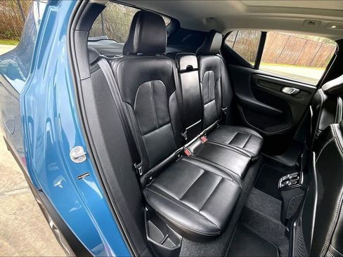 Used 2025 Volvo XC40 B5 Plus image 35