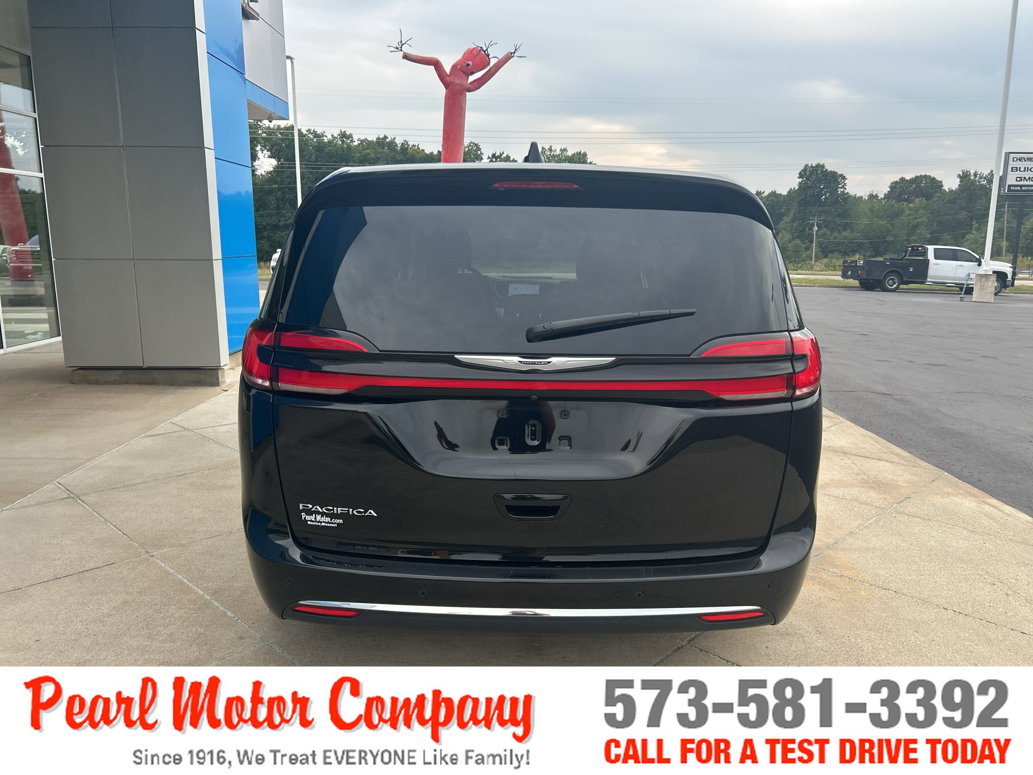 Used 2024 Chrysler Pacifica Touring-L FWD image 5