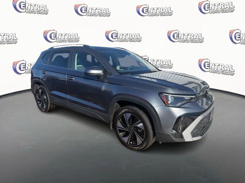 Used 2025 Volkswagen Taos SE image 3