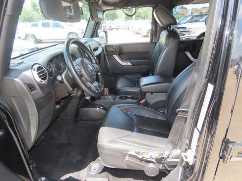 Used 2015 Jeep Wrangler Unlimited Sahara w/ Connectivity Group AWD/4WD image 25