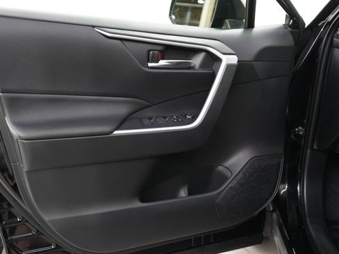 Used 2025 Toyota RAV4 XLE AWD/4WD image 18