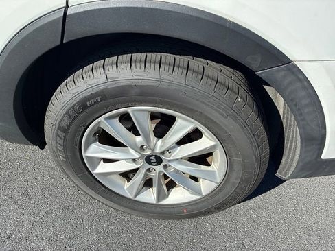 Used 2020 Kia Sorento LX FWD image 11