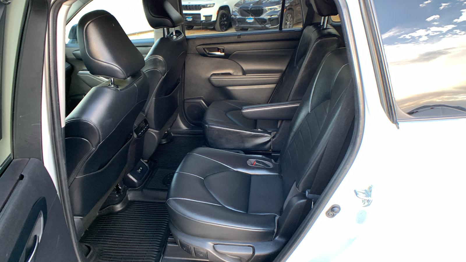 Used 2021 Toyota Highlander XLE AWD/4WD image 20