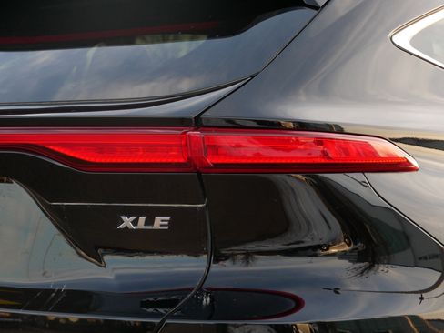 Used 2024 Toyota Venza XLE image 22