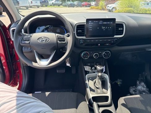 Certified 2025 Hyundai Venue SE image 19