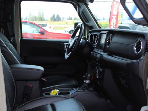 Used 2022 Jeep Gladiator Overland w/ Popular Equipment Package AWD/4WD image 20