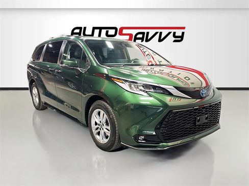 Used 2022 Toyota Sienna Limited image 1