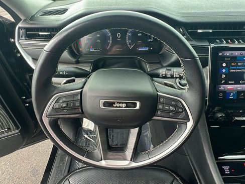 Used 2022 Jeep Grand Cherokee Limited w/ Luxury Tech Group II image 18