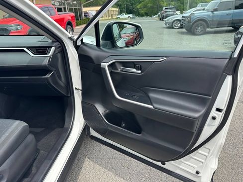 Used 2022 Toyota RAV4 XLE AWD/4WD image 17