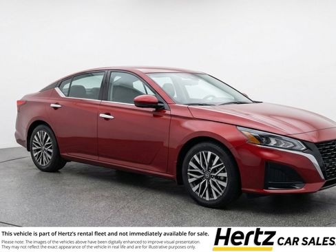 Used 2025 Nissan Altima 2.5 SV image 1