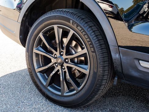 Used 2018 Ford Explorer XLT w/ Equipment Group 202A image 7