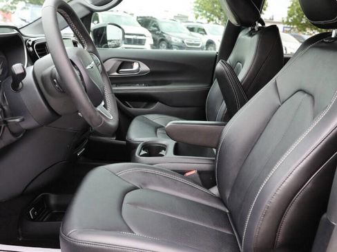 Used 2025 Chrysler Pacifica Select FWD image 13