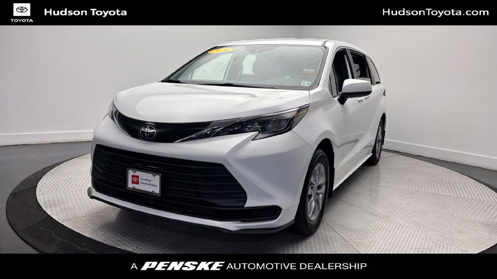 Certified 2026 Toyota Sienna LE FWD image 1