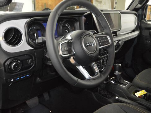 Used 2025 Jeep Wrangler Unlimited Sahara image 34