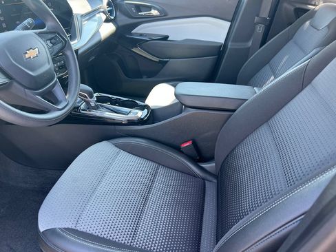 Used 2025 Chevrolet Trax LT FWD image 9