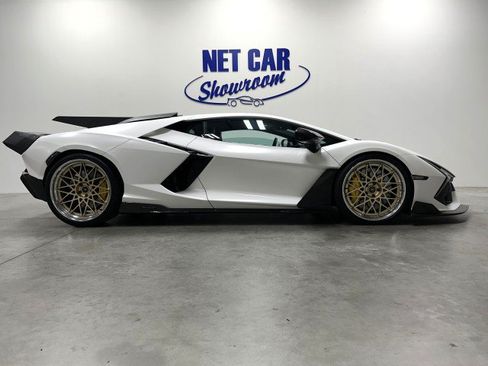 Used 2024 Lamborghini Revuelto AWD/4WD image 2