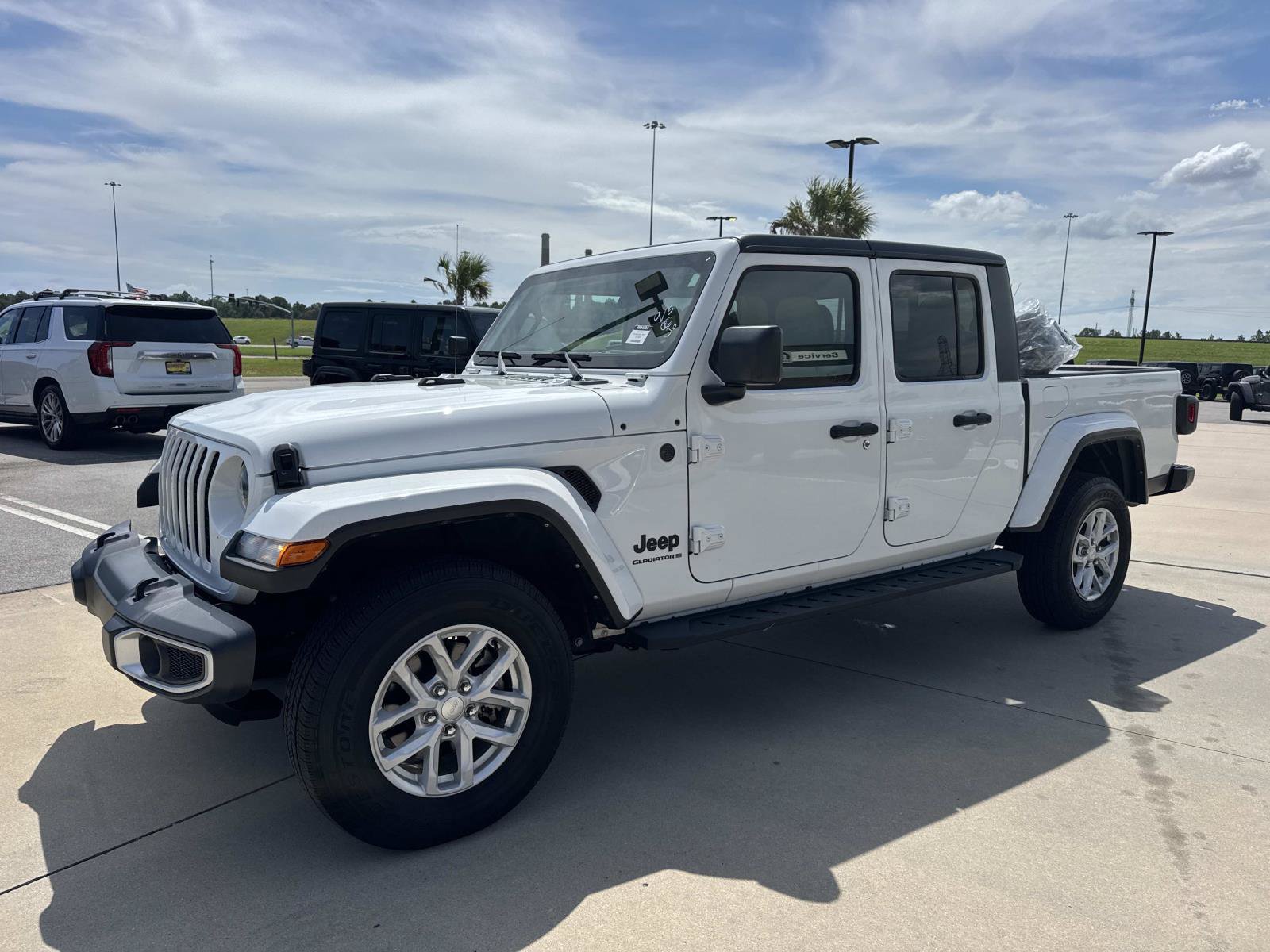 Used 2023 Jeep Gladiator Sport AWD/4WD image 3