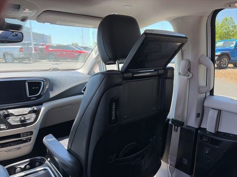 Used 2019 Chrysler Pacifica Limited w/ Tire & Wheel Group FWD image 13