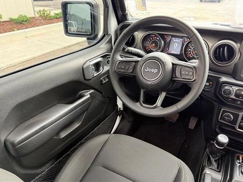 Certified 2023 Jeep Gladiator Sport AWD/4WD image 9