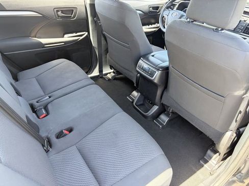 Used 2019 Toyota Highlander LE FWD image 15